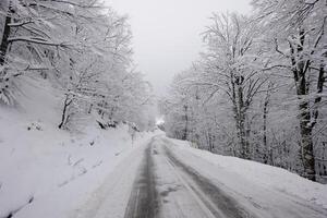 het rijden in de winter Aan ijzig wegen gedurende winter. voorzichtig het rijden in winter conditie. bevroren en glad wegen. voorzorgsmaatregelen terwijl het rijden. ruw het weer. foto