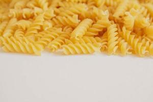 spiraalvormige pasta op een witte achtergrond