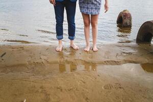 detailopname van poten van een paar staand in de water. foto