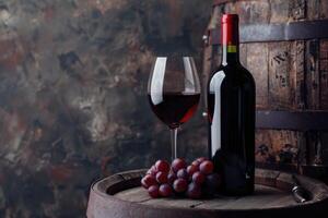 rood wijn fles en glas Aan houten loop. foto