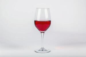 rood wijn glas geïsoleerd Aan wit achtergrond rood wijn glas foto