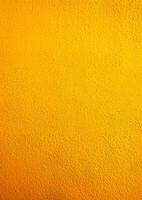 eenvoud in geel, schoon muur achtergrond. foto
