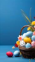 een mand van kleurrijk eieren met copyspace Aan een blauw achtergrond. Pasen ei concept, voorjaar vakantie foto