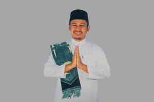 Moslim Aziatisch Mens glimlachen Bij de camera met hand- bidden houding foto