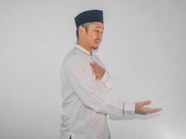 kant visie Moslim Aziatisch Mens glimlachen vriendelijk wanneer aanbieden hand- schudden foto