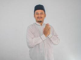 Moslim Aziatisch Mens glimlachen naar geven groet gedurende Ramadan viering foto