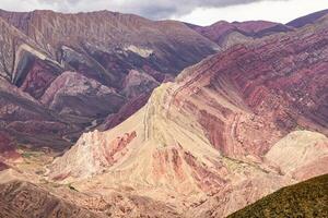 veelkleurig bergen gelegen in de stad- van humahuaca, Argentinië foto