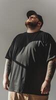 groot grootte dik volwassen Mens model- in blanco zwart t overhemd voor ontwerp mockup foto