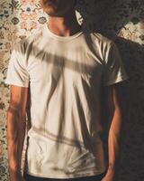 jong volwassen Mens model- in blanco wit t overhemd voor ontwerp mockup foto