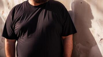groot grootte dik volwassen Mens model- in blanco zwart t overhemd voor ontwerp mockup foto