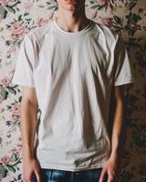 jong volwassen Mens model- in blanco wit t overhemd voor ontwerp mockup foto