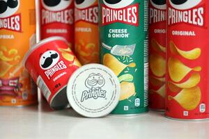 kiev, Oekraïne - februari 27, 2024 pringles origineel aardappel chips Aan wit achtergrond foto