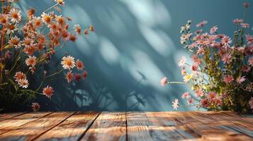 houten tafel gedekt met overvloedig bloemen foto