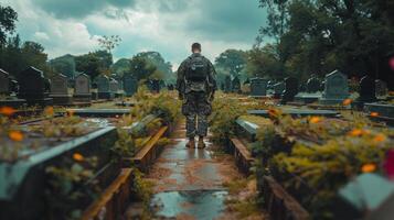 Mens in camouflage jasje wandelen naar begraafplaats foto