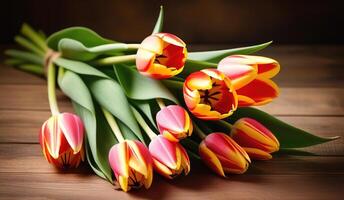 voorjaar bloemen tulpen banier kopiëren ruimte Aan houten achtergrond tafel roze rood geel boeket aan het liegen foto