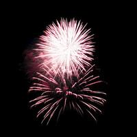 kleurrijk viering vuurwerk geïsoleerd Aan zwart lucht achtergrond. foto