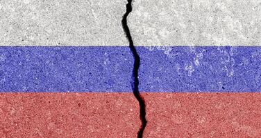 Russisch federatie vlag Aan gebarsten beton muur. de concept van crisis, standaard, economisch instorten, pandemie, conflict, terrorisme of andere problemen in de land. foto