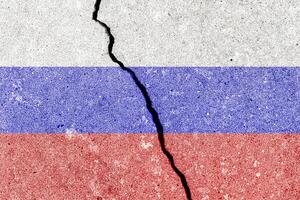 Russisch federatie vlag Aan gebarsten beton muur. de concept van crisis, standaard, economisch instorten, pandemie, conflict, terrorisme of andere problemen in de land. foto