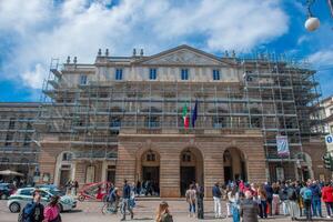 Milaan Italië 2024 teatro alla scala aan met stellingen voor facade vernieuwing foto