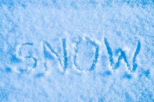 de woord sneeuw geschreven Aan de sneeuw. winter en verkoudheid weer concept. foto