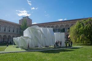 lakens van papier vliegend licht verhuisd door de wind voor de ontwerp fuori salon foto