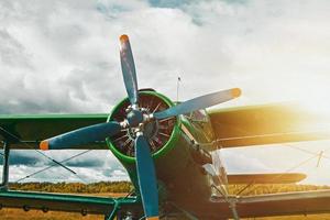 vintage vliegtuigen die zich voorbereiden op de start op de achtergrond van een stormachtige lucht foto