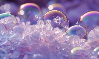 iriserend zeep bubbels gevangen Aan verpletterd ijs, reflecterend een wazig Purper oppervlakte foto
