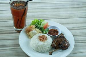 nasi bebek bakar of gegrild eend rijst- foto