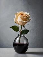geel roos in een vaas Aan grijs achtergrond foto