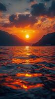 eenden zwemmen in meer Bij zonsondergang foto