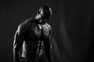 ai gegenereerd zwart en wit studio schieten van sterk atletisch Mens Aan donker achtergrond foto