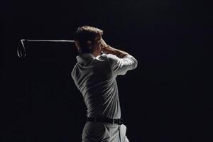 ai gegenereerd golfspeler in wit overhemd swinging Aan zwart achtergrond. foto