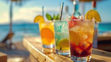 verfrissend zomer cocktails door de strand. foto