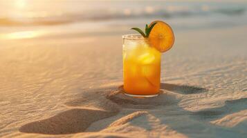 oranje drinken Aan zand foto