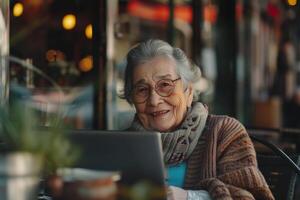 oud dame werken Bij laptop communiceren of aan het doen netwerken bedrijf foto