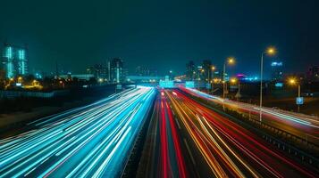 strepen van in beweging auto lichten tegen de backdrop van stad lichten Bij nacht foto