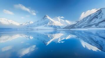 foto van een berg landschap met een berg meer reflecterend de geheel landschap