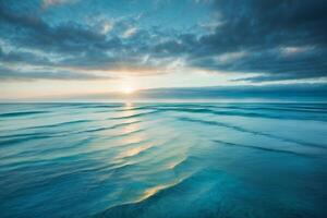 een mooi zonsondergang over- de oceaan met golven foto