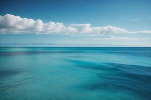 een mooi strand met golven en blauw lucht foto