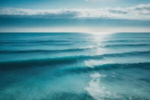 een mooi strand met golven en blauw lucht foto