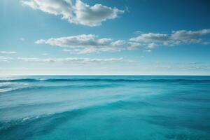 een mooi strand met golven en blauw lucht foto