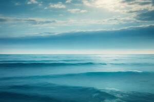 een mooi strand met golven en blauw lucht foto