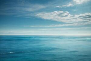 een visie van de oceaan van bovenstaand met golven foto