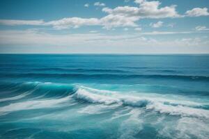 blauw oceaan golven en zon stralen in de oceaan foto