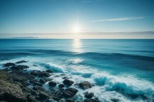 blauw oceaan golven en zon stralen in de oceaan foto