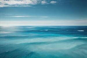 blauw oceaan golven en zon stralen in de oceaan foto