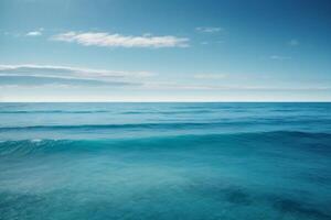 blauw oceaan golven en zon stralen in de oceaan foto