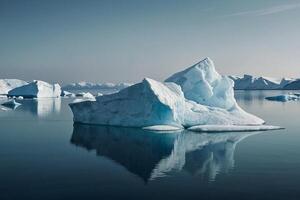 ijsbergen drijvend in de water met een bewolkt lucht foto