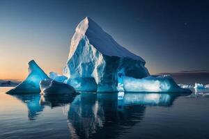 ijsbergen in de water met een bewolkt lucht foto