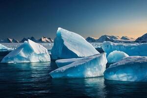 ijsbergen drijvend in de water met donker wolken foto